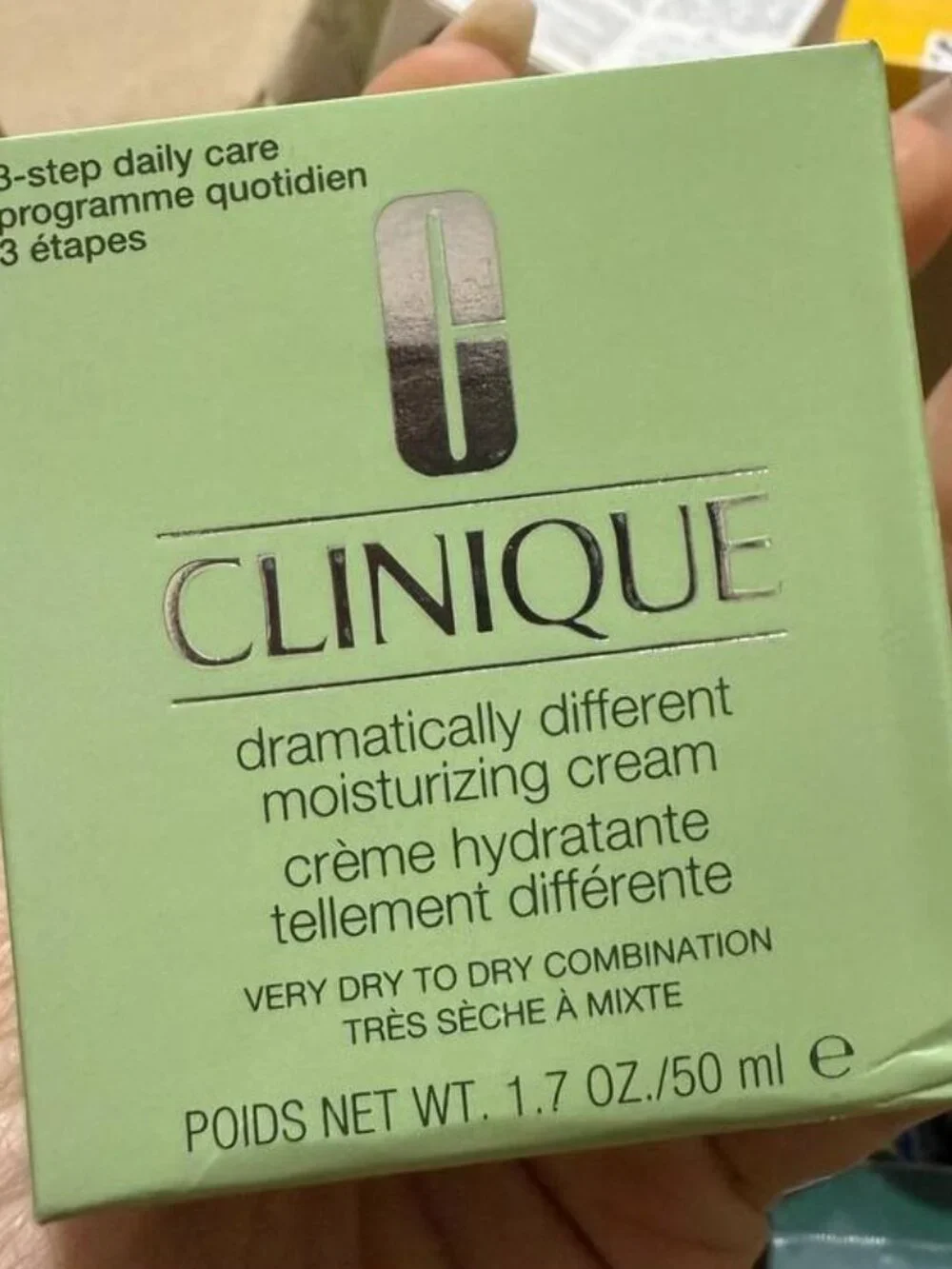 Clinique 3-Step Dramatically Different Moisturizing + Hydrating Face Cream - Picture 2 of 4